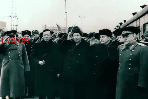 留苏女学生要给邓小平让座，毛主席：让他为人民服务，站一会儿