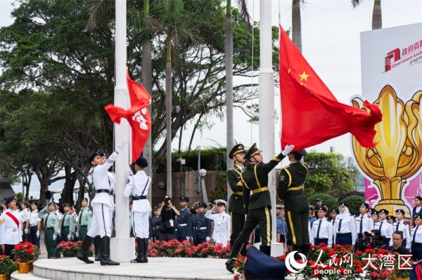香港举行五四升旗礼 纪念红军长征胜利90周年
