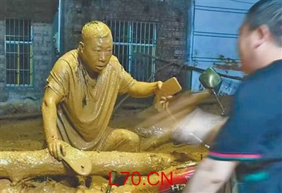 他不是“泥人”，是村民小组组长（援手）